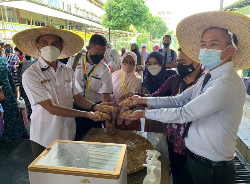 Visitation From Deputy Of Education To Ecological Farm of SJK (C) YuHua Kajang